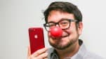 So màu đỏ của iPhone 7 với lon Coca, bóng Pokemon
